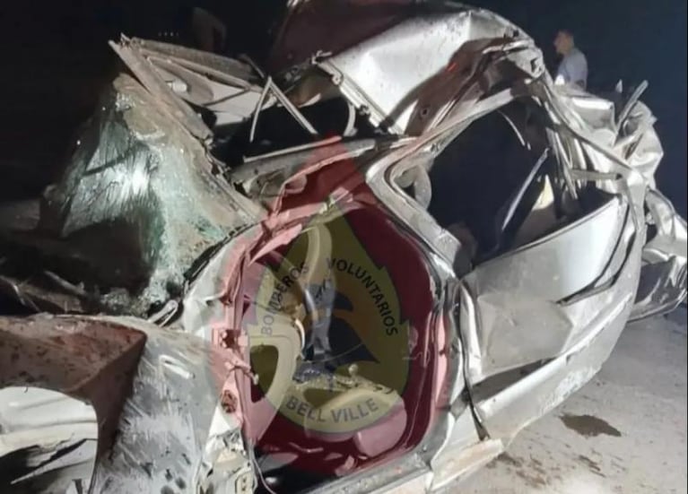 Chocó contra dos camiones y murió en la autopista Córdoba-Rosario