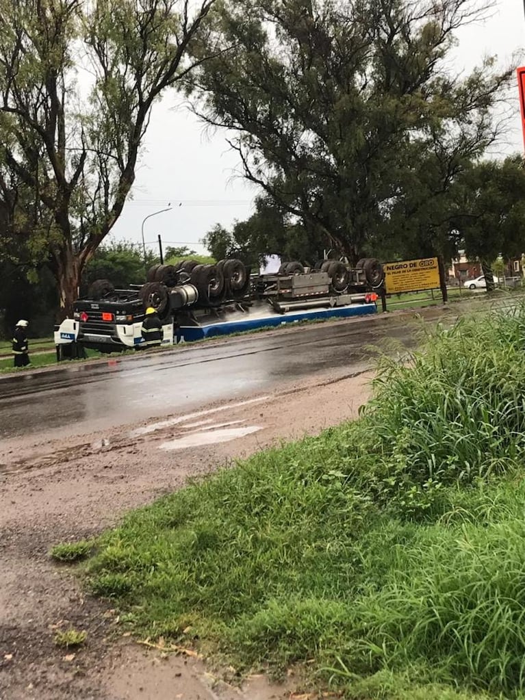 Chocó contra el guardarraíl y murió