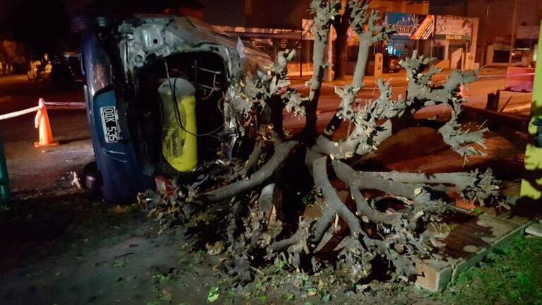 Chocó contra un árbol y lo salvaron de las llamas