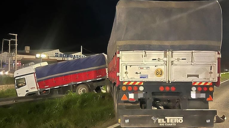 Chocó contra un camión con acoplado. (Foto: El Puntal) 