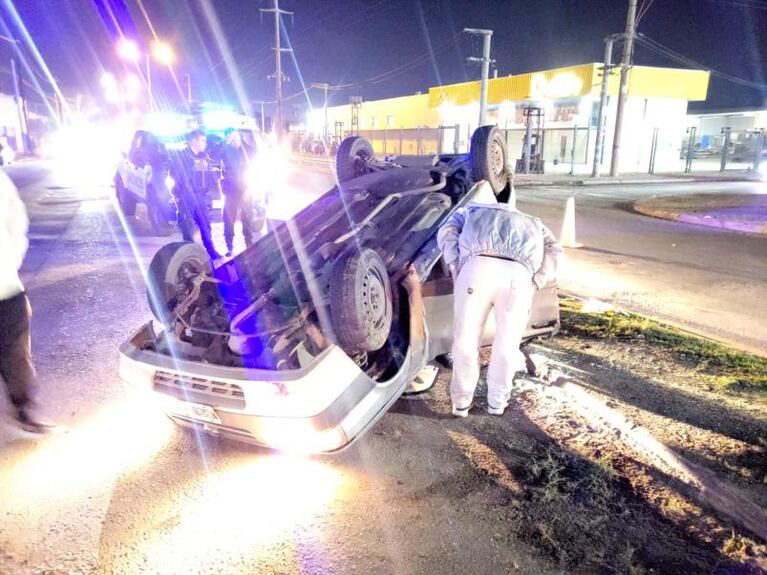 Chocó contra un cantero, volcó y terminó internado junto a su hija