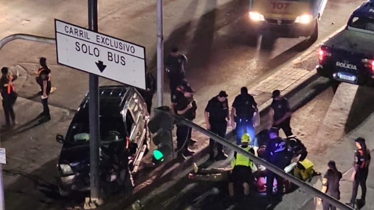 Chocó contra un poste y murió en frente de la Terminal de Ómnibus de Córdoba.