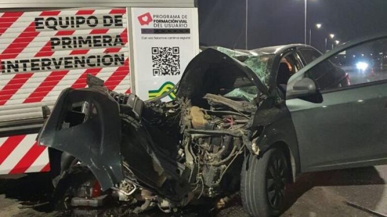 Chocó contra una camioneta de Caminos de las Sierras y sufrió traumatismos de cráneo.