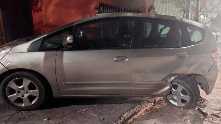 Chocó, destruyó un auto estacionado y huyó: todo quedó filmado