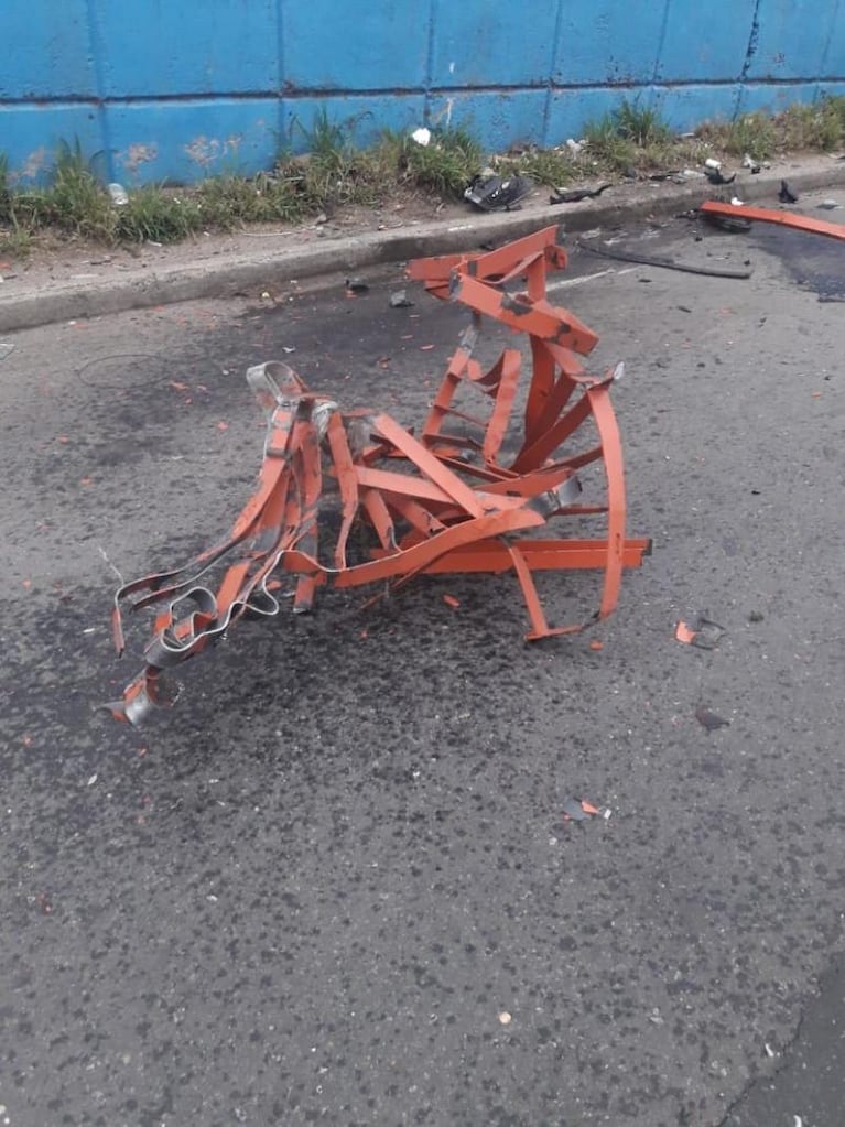 Chocó el guardarraíl y cayó de un puente