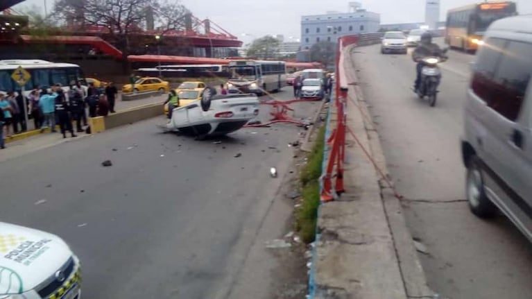 Chocó el guardarraíl y cayó de un puente