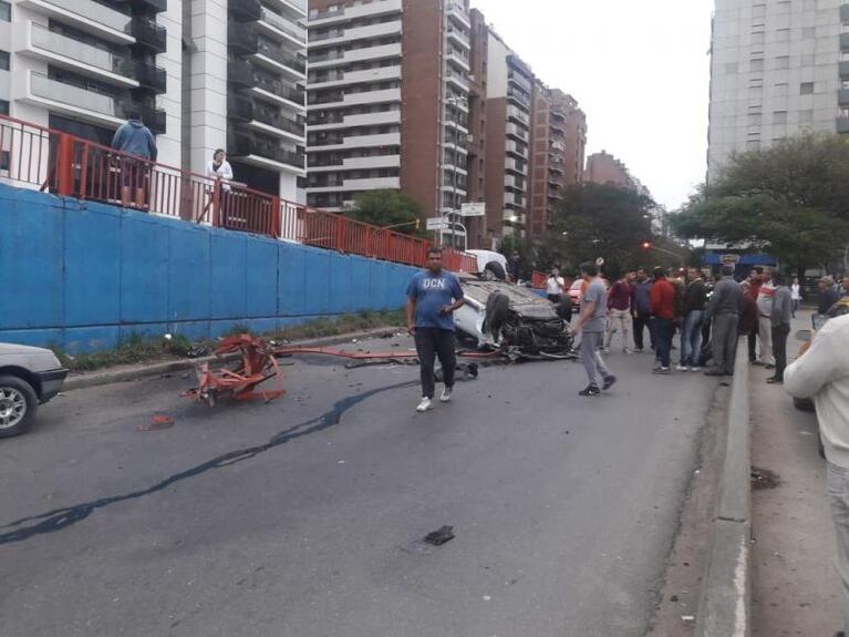 Chocó el guardarraíl y cayó de un puente