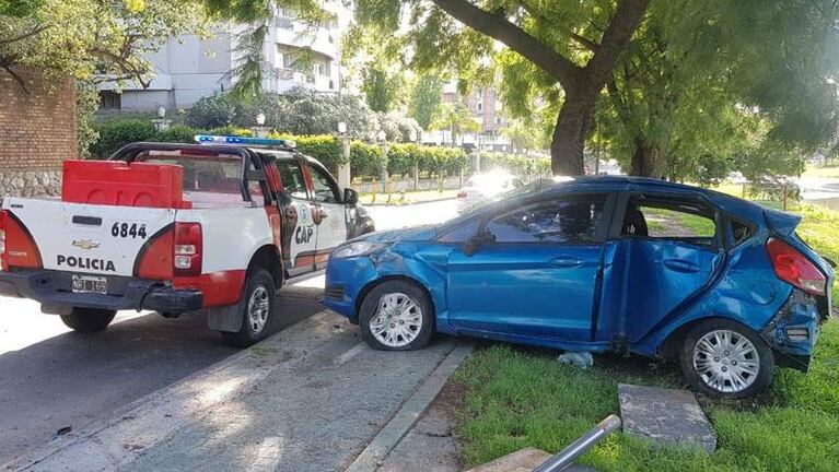 Chocó un poste de luz, dio un trompo y terminó impactando contra un árbol 