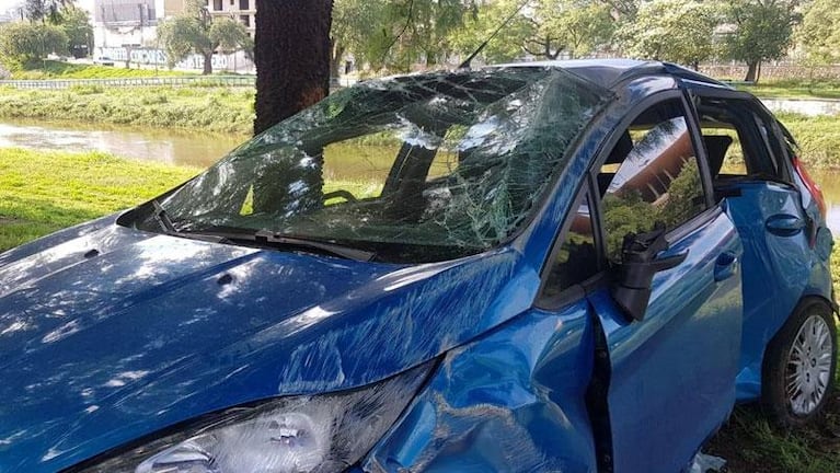 Chocó un poste de luz, dio un trompo y terminó impactando contra un árbol 