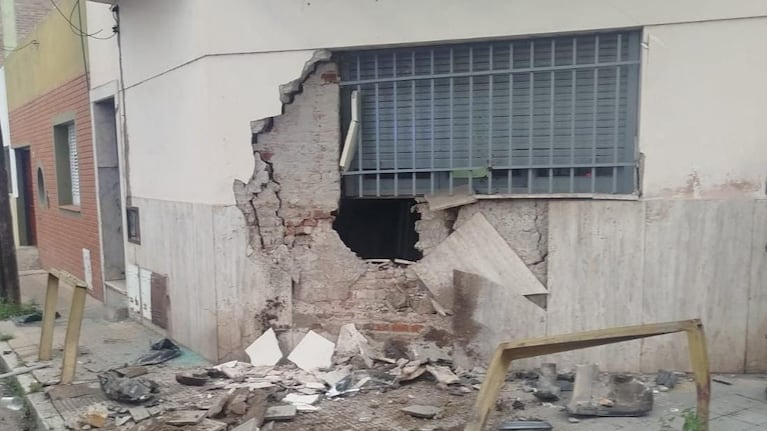 Chocó una casa esquina y se fue al hospital antes de que llegue la Policía: las fotos