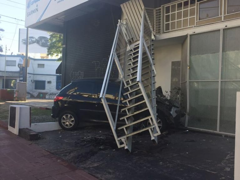 Chocó y se estrelló contra la escalera de una casa