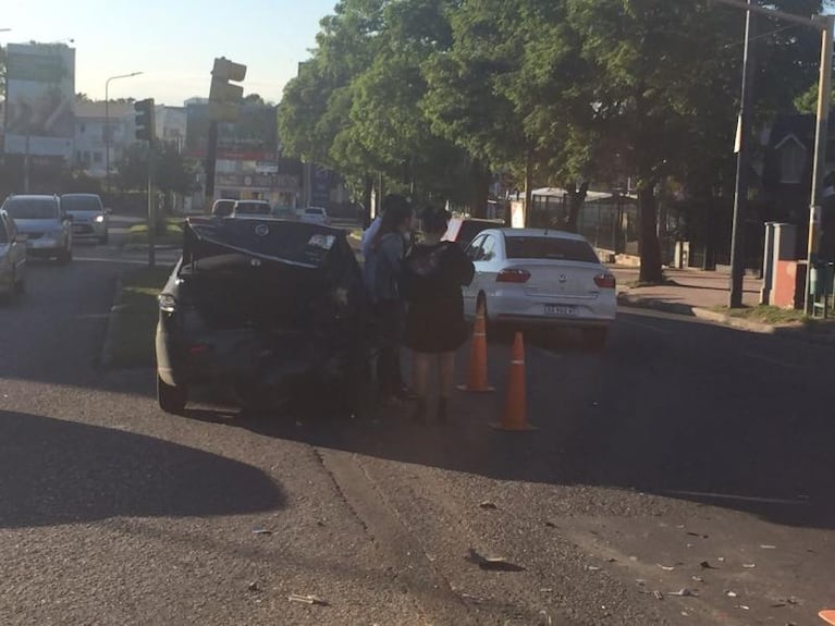 Chocó y se estrelló contra la escalera de una casa