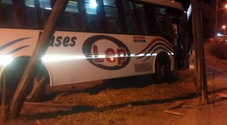 Chofer se fue al baño, se soltaron los frenos y el colectivo chocó contra un poste