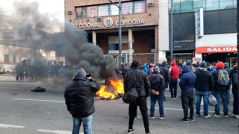 Choferes obligaron a bajar a los pasajeros de un colectivo durante una protesta en Córdoba