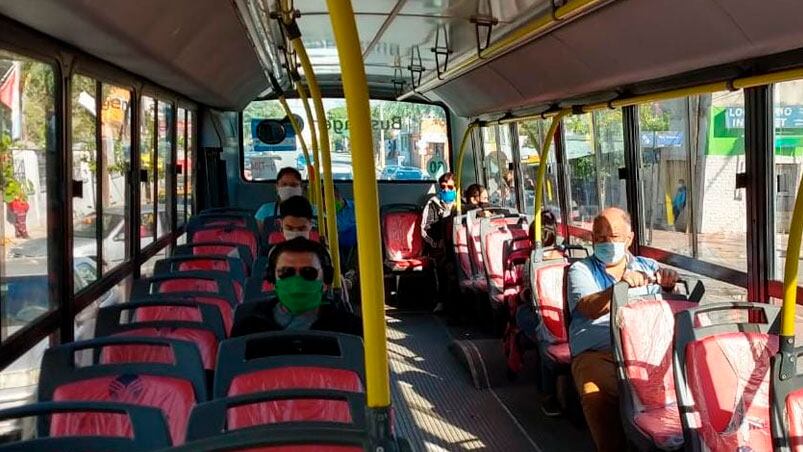 Choferes y pasajeros, todos con tapabocas en los transportes públicos de la capital provincial.