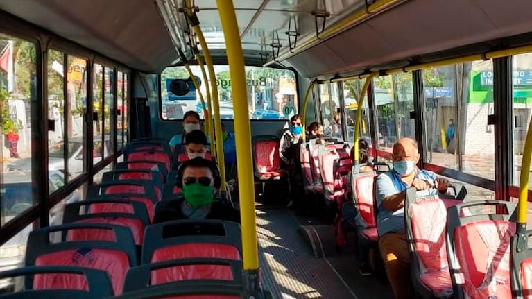 Choferes y pasajeros, todos con tapabocas en los transportes públicos de la capital provincial.