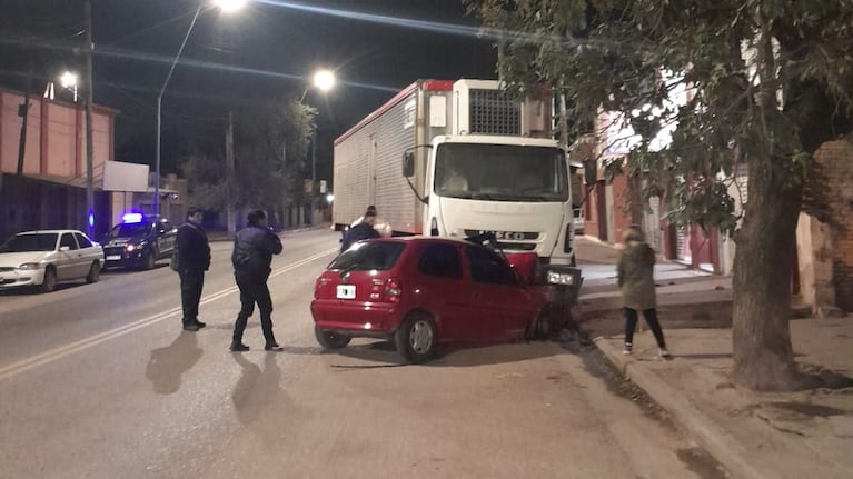 Choque auto camión barrio Guiñazú