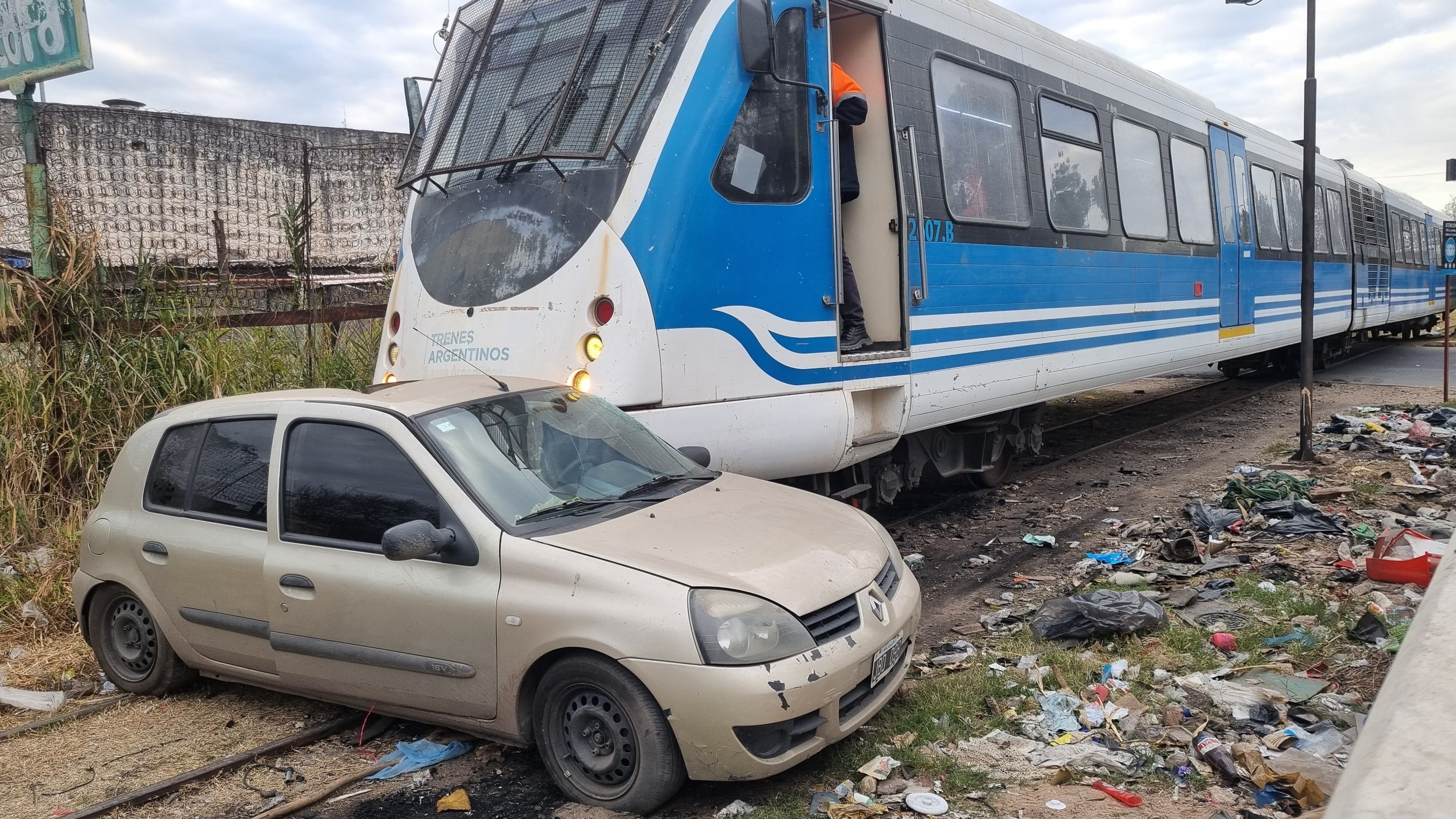 Choque auto - tren de las sierras Córdoba