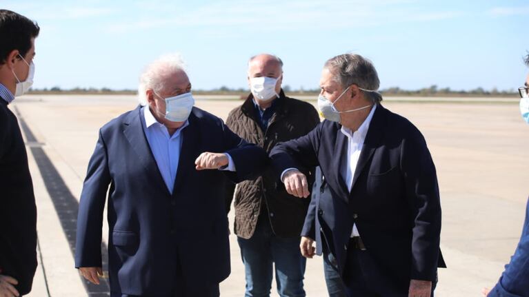 Choque de codos: Ginés González García fue recibido por Schiaretti y Llaryora y luego habló con la prensa.