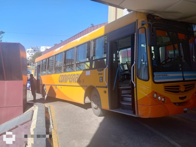 Choque de colectivo en Hospital de Urgencias.