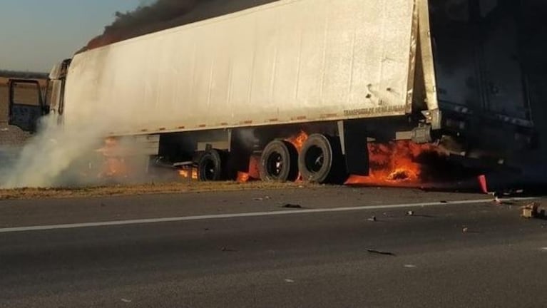 Choque en cadena de tres camiones en la ruta 9: uno se prendió fuego 