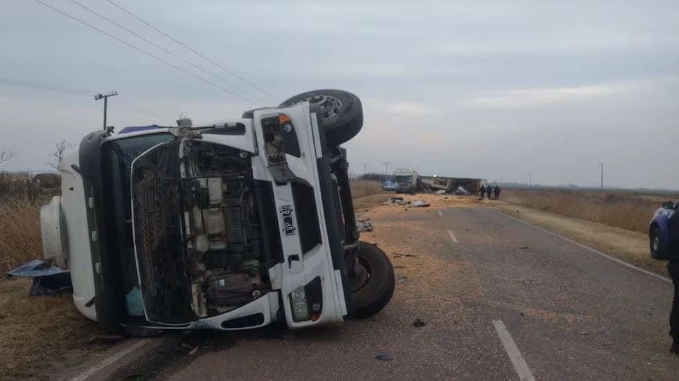 Choque entre tres camiones dejó un muerto y un herido grave en el interior cordobés.