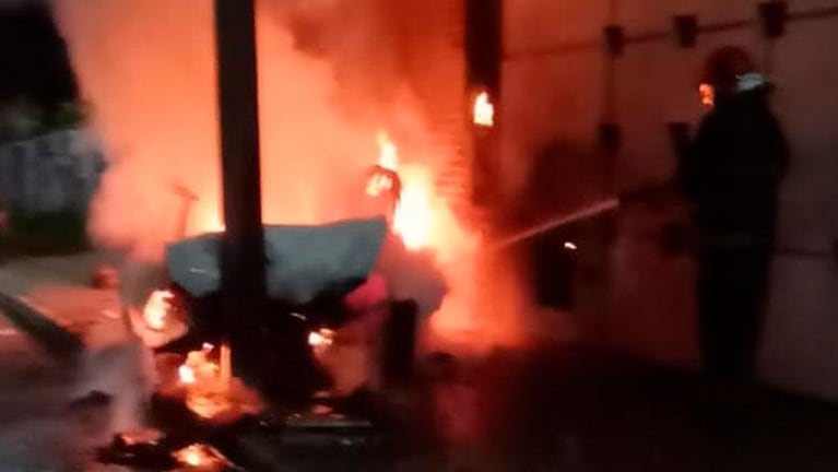 Choque, explosión y fuga en Córdoba: el video del auto robado terminó en llamas