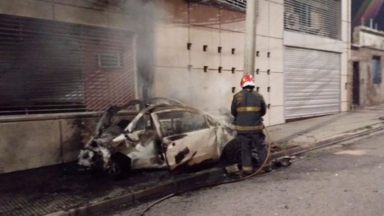 Choque, explosión y fuga en Córdoba: el video del auto robado terminó en llamas