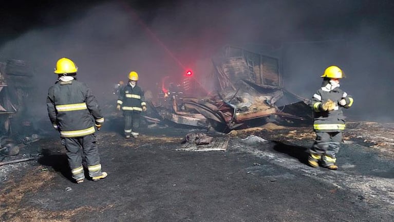 Choque, vuelco y fuego entre camiones en Vicuña Mackenna: un chofer murió