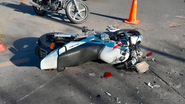 Choque y fuga en Córdoba: un motociclista está grave