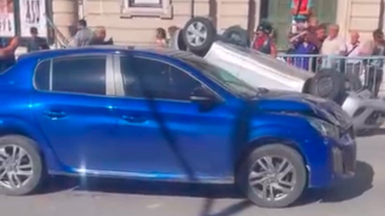 Choque y vuelco frente al Patio Olmos