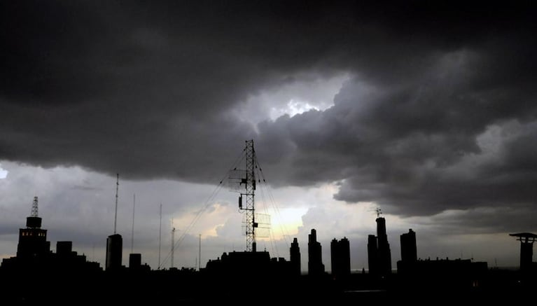 Cielo negro y viento en Córdoba en medio de una jornada de alta humedad.