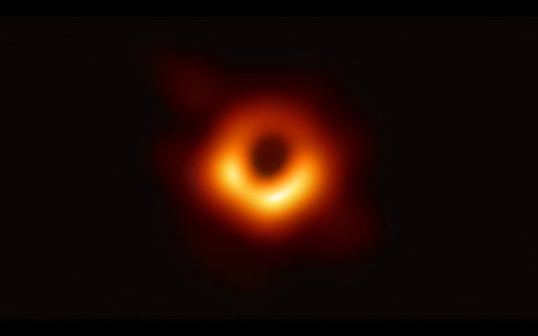 Científicos presentaron la primera foto de un agujero negro