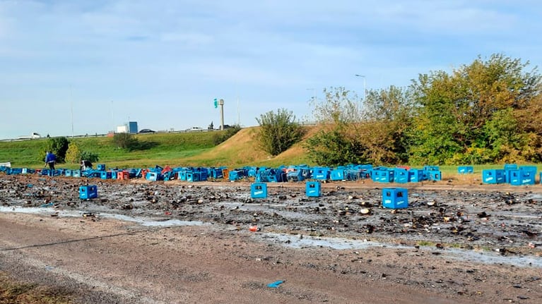 Cientos de cajones se cayeron y las botellas de vidrio se reventaron contra el asfalto en Av. Circunvalación.