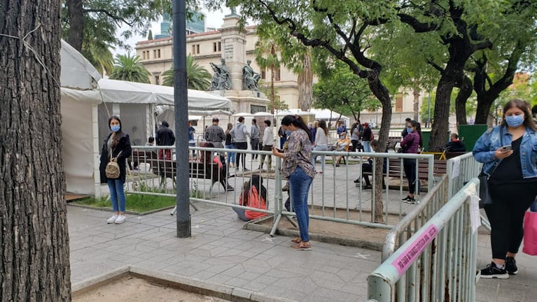 Cientos de cordobeses hicieron horas de fila para hisoparse. 