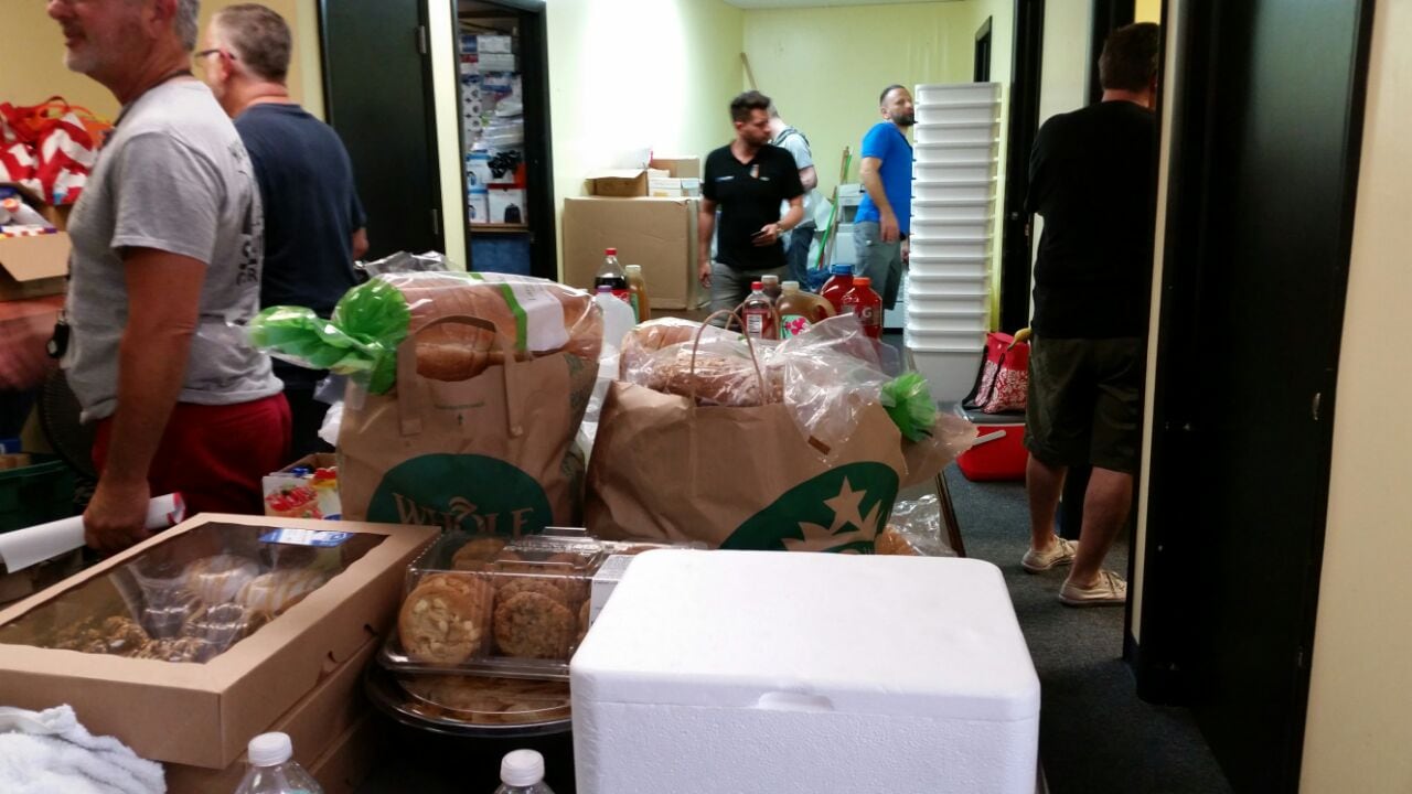 Cientos de donaciones llegan al centro de ayuda por la masacre. Foto: Mariano Cardarelli / ElDoce.tv.