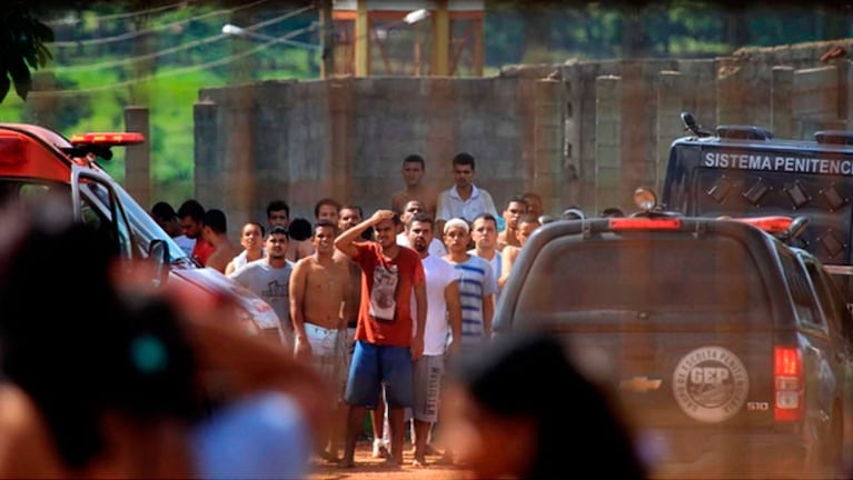Cientos de familiares se reunieron frente a la cárcel tras enterarse de la masacre. Foto: AP.