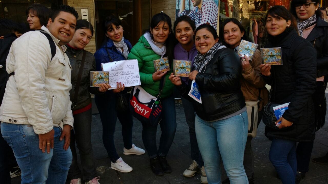 Cientos de fanáticos se acercaron para estar con Jean Carlos. Foto: Maxi López /ElDoce.tv