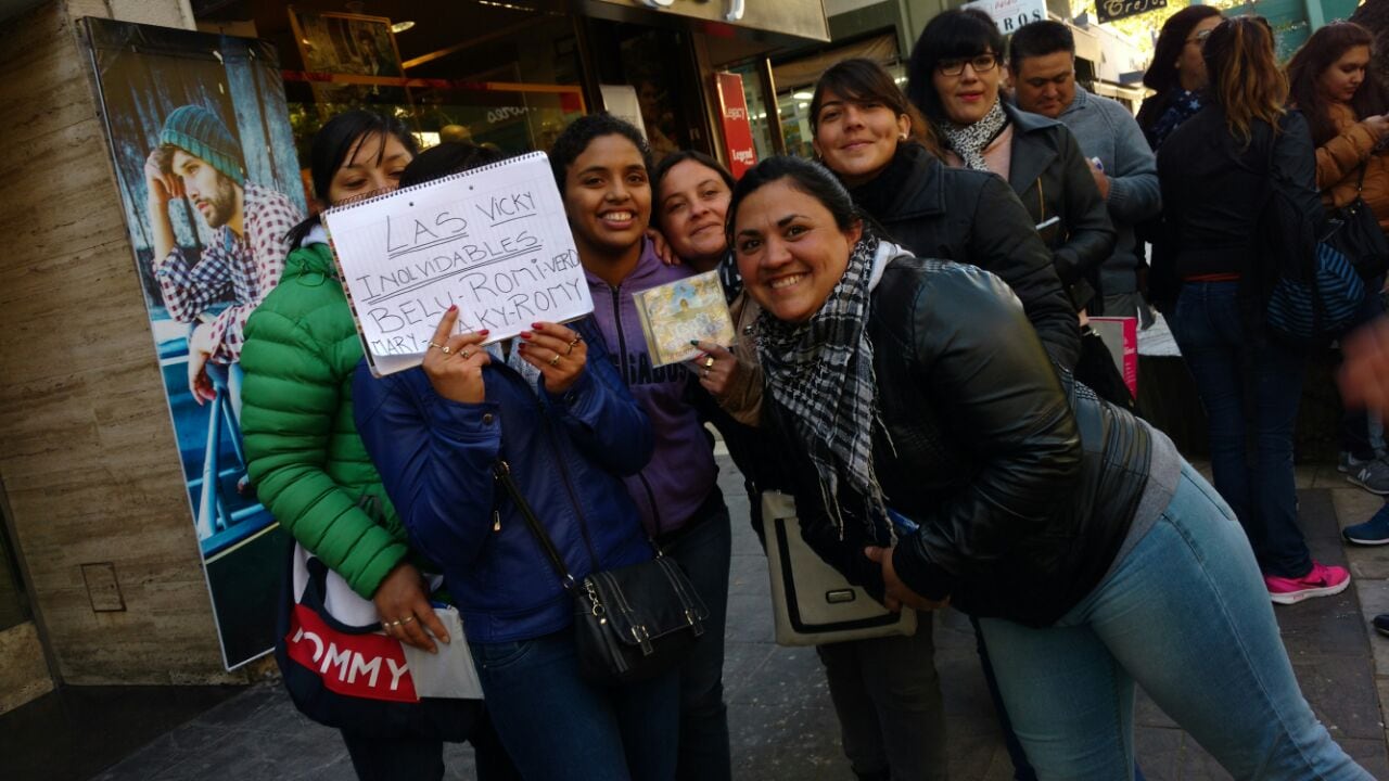 Cientos de fanáticos se acercaron para estar con Jean Carlos. Foto: Maxi López /ElDoce.tv