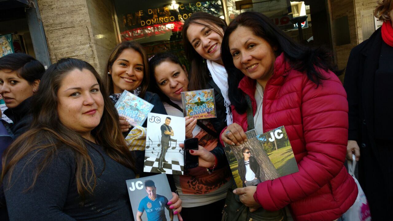 Cientos de fanáticos se acercaron para estar con Jean Carlos. Foto: Maxi López /ElDoce.tv