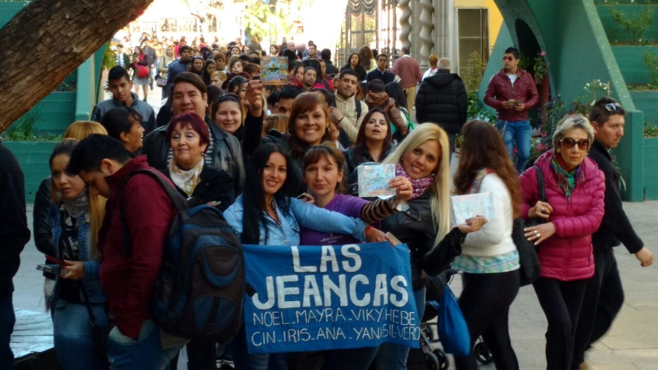 Cientos de fanáticos se acercaron para estar con Jean Carlos. Foto: Maxi López /ElDoce.tv