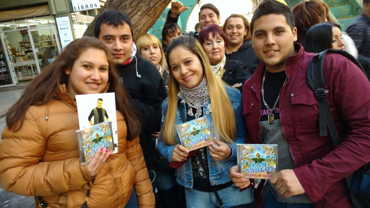 Cientos de fanáticos se acercaron para estar con Jean Carlos. Foto: Maxi López /ElDoce.tv