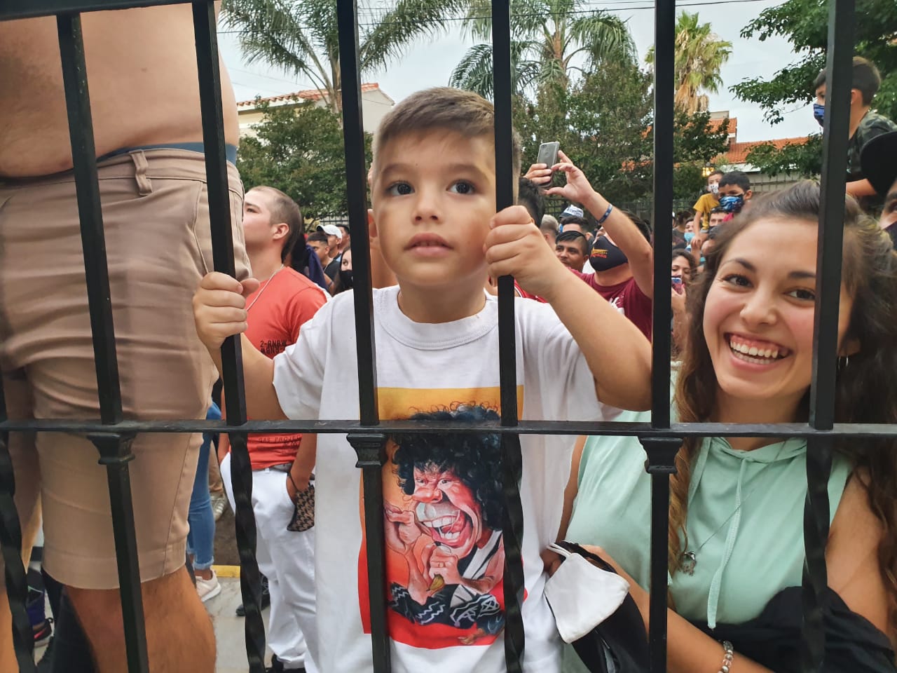 Cientos de fanáticos se agolparon en la puerta de su casa para saludarlo.