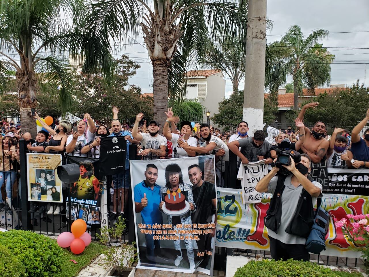 Cientos de fanáticos se agolparon en la puerta de su casa para saludarlo.