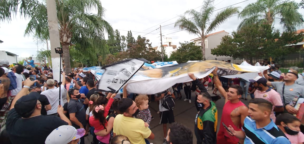 Cientos de fanáticos se agolparon en la puerta de su casa para saludarlo.