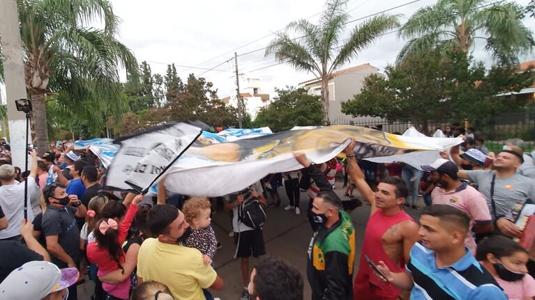 Cientos de fanáticos se agolparon en la puerta de su casa para saludarlo.