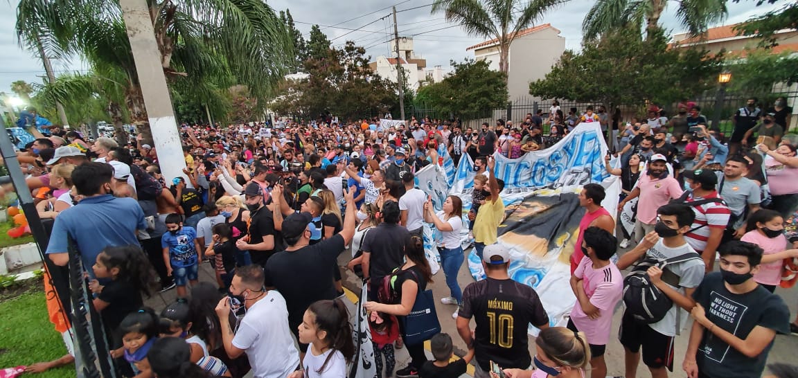 Cientos de fanáticos se agolparon en la puerta de su casa para saludarlo.