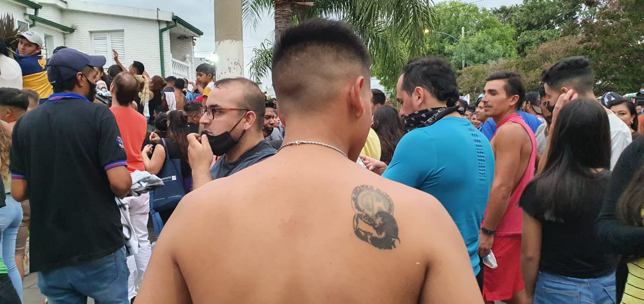 Cientos de fanáticos se agolparon en la puerta de su casa para saludarlo.