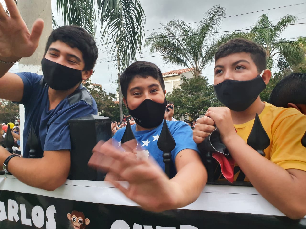 Cientos de fanáticos se agolparon en la puerta de su casa para saludarlo.