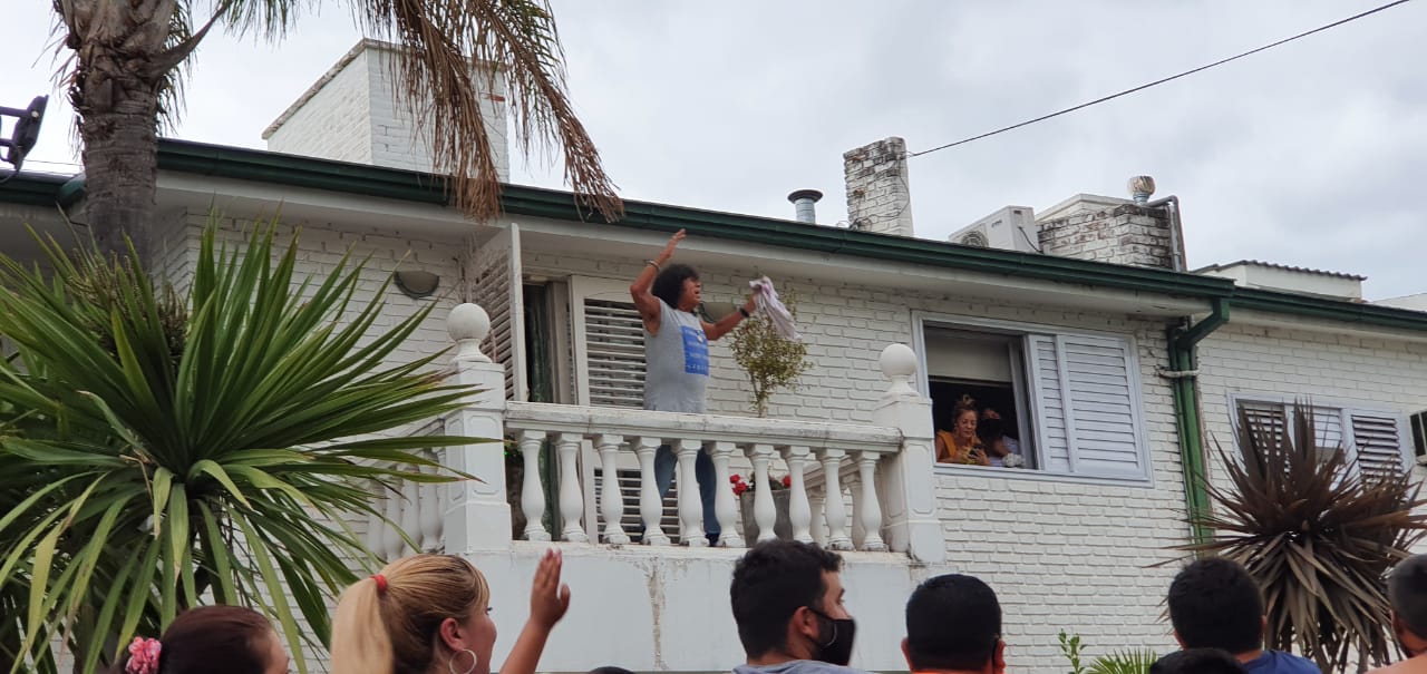 Cientos de fanáticos se agolparon en la puerta de su casa para saludarlo.